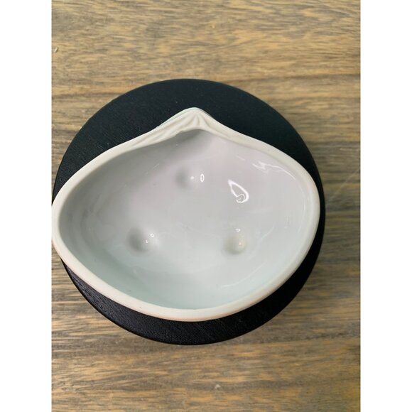 Ceramic Scallop Clam Seashell Shape Trinket Lidded Box Dish with Crab on Top - Picture 3 of 5